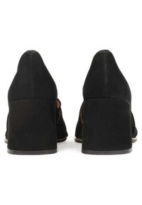 Scarpe nere in suede con tacco alto, punta arrotondata e tacco spesso. Presentano una superficie liscia e un design minimalista senza decorazioni.