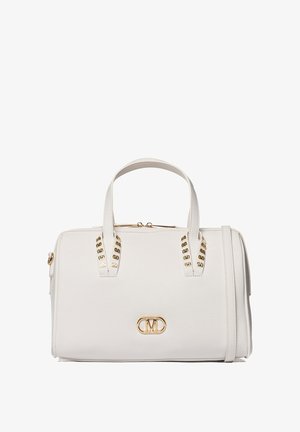 Witte leren handtas met textuur, gouden hardwareaccenten, twee korte handvatten en een afneembare schouderband. Voorzien van een gouden logo.