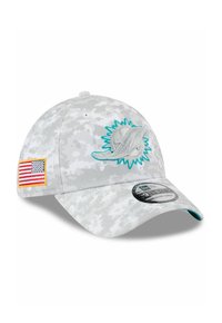 Casquette de camouflage grise en tissu avec une visière incurvée. Présente un logo turquoise des Miami Dolphins et un petit patch du drapeau américain sur le côté.