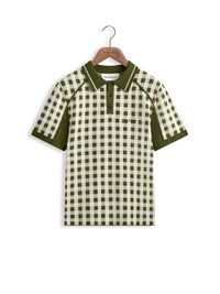 Kortärmad polo skjorta med ett grön- och vitt rutmönster, i bomullsmaterial, ribbad krage, och en logo broderad på framsidan.