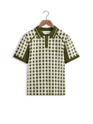 Polo majica kratkih rukava s uzorkom u kariranoj kombinaciji zelene i bijele boje, od pamučnog materijala, rebrastim ovratnikom i logom izvezenim sprijeda.