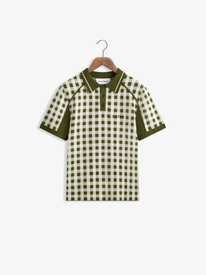 Polo de manga corta con un patrón de cuadro vichy en verde y blanco, fabricado en algodón, con cuello de canalé y un logotipo bordado en el frente.