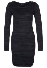 Abito a maniche lunghe in maglia di colore blu scuro, con sottili strisce orizzontali, scollatura rotonda e due bottoni decorativi sulla spalla sinistra.