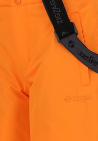 Orangen wasserdichte Hose mit einem eleganten Design, ausgestattet mit einem verstellbaren schwarzen Gurt und dem auf die Seite gestickten Logo "ZIGZAG".