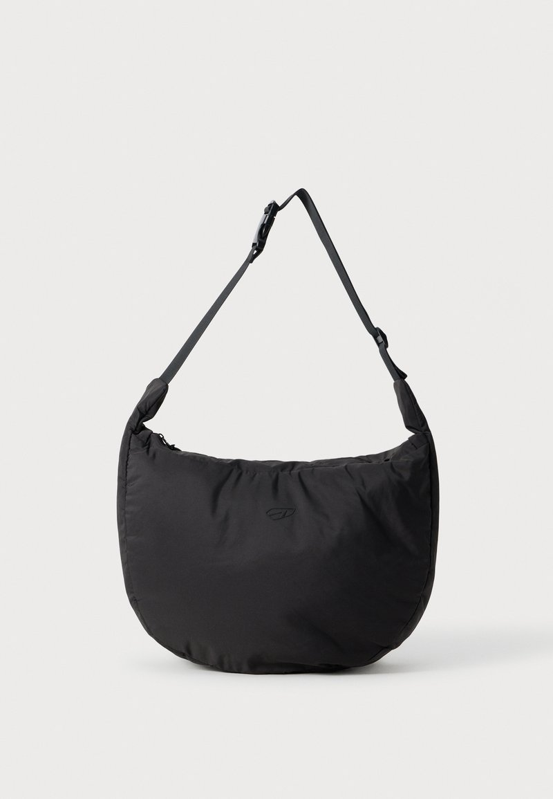 Borsa a spalla nera, morbida, di forma curvata, con tracolla regolabile e chiusura con zip; presenta un logo discreto sulla parte anteriore.