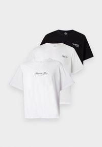 Tre t-shirt in un pacco: una nera e due bianche. Maniche corte, collo rotondo, con grafiche testuali sul petto in colori a contrasto. Materiale in cotone.
