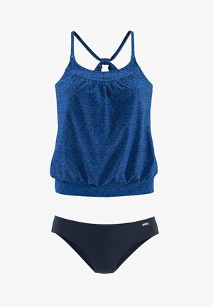 Blaues Tankini-Oberteil mit floralem Muster und Racerback-Trägern sowie einfarbige schwarze Bikinihöschen mit kleinem silbernem Logo am Bund.