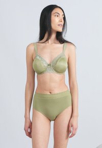 Zielony komplet bielizny z usztywnianym biustonoszem ozdobionym kwiatową koronką oraz dopasowanymi majtkami z wysokim stanem i teksturowanym pasekiem.