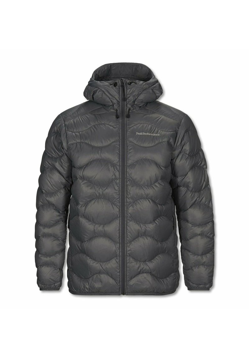 Doudoune gris foncé avec fermeture éclair et capuche attachée. Présente un motif matelassé, des poignets élastiques et un logo détaillé sur la poitrine.