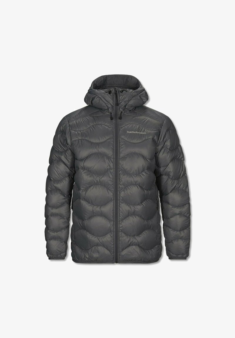 Doudoune gris foncé avec fermeture éclair et capuche attachée. Présente un motif matelassé, des poignets élastiques et un logo détaillé sur la poitrine.