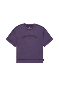 Fialové oversize tričko vyrobené z bavlny, s okrúhlym výstrihom, krátkymi rukávmi a vyšitým logom "ALPHA INDUSTRIES" na prednej strane.