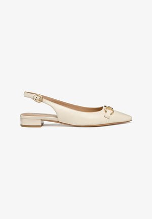 Ballerines beiges en cuir avec un bout pointu, un talon plat et une boucle dorée sur le devant. Texture lisse et design minimal.
