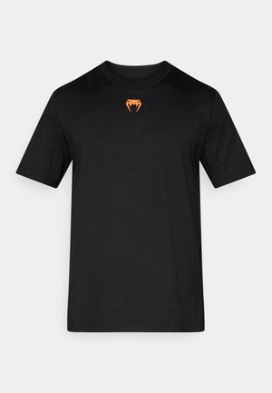 Svart t-shirt i bomull med korta ärmar, med en orange ormgrafiklogotyp på bröstet och en klassisk rund halsringning.