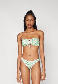 Grønt og rosa blomstermønstrede bikini-sett med en stroppeløs bandeau-top med en frontknute og matchende lavt skjørt med mønster.