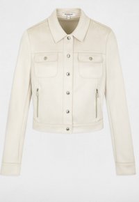 Beige cropped jack in zachte stof met een kraag, zilveren knopen, twee borstzakken en zijzakken met rits. Soepele textuur met gestructureerd ontwerp.