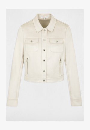 Beige cropped jack in zachte stof met een kraag, zilveren knopen, twee borstzakken en zijzakken met rits. Soepele textuur met gestructureerd ontwerp.