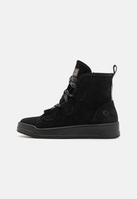 Sneaker alte in suede nero con finitura testurizzata, lacci a contrasto e suola in gomma arrotondata. Presenta un passante sul retro.