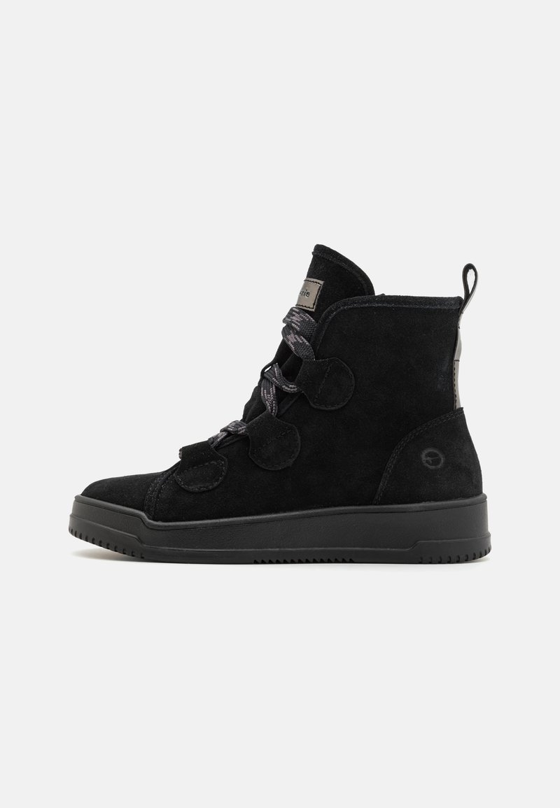 Sneaker alte in suede nero con finitura testurizzata, lacci a contrasto e suola in gomma arrotondata. Presenta un passante sul retro.