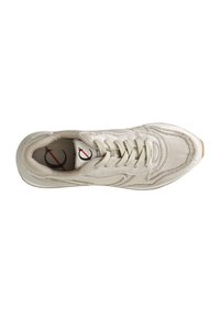 Sneakers beige chiaro con tomaia in tessuto testurizzato, punta arrotondata, lacci piatti e dettagli di cucitura sottili. Suola in gomma con leggera variazione di colore.