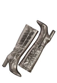 Botas plateadas metálicas hasta la rodilla con punteras afiladas, tacones de bloque y cremalleras laterales. Textura suave con sutiles arrugas y detalles de costura.
