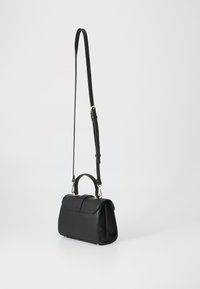 Bolso de mano de cuero negro con un diseño estructurado, asa superior y correa larga desmontable. Cuenta con un cierre frontal con solapa y acentos de herrajes en tono dorado.