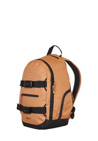 Bruine canvas rugzak met zwarte accenten, meerdere banden, voorzak met rits en een gevoerde achterkant. Rond model met een handvat aan de bovenkant en verstelbare schouderbanden.