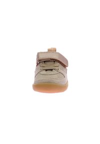 Scarpa per bambini di colore marrone chiaro realizzata in tessuto e suede, dotata di una fascia in Velcro, punta rotonda e suola in gomma flessibile.