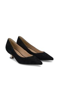 Décolleté in suede nero con punta affusolata e tacco basso in metallo. L'interno è beige con rifiniture nere.