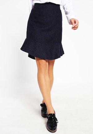 Granatowa spódnica w paski z rozkloszowanym dołem, wykonana z fakturowanej tkaniny. Posiada pionowe prążki i dopasowaną talię.