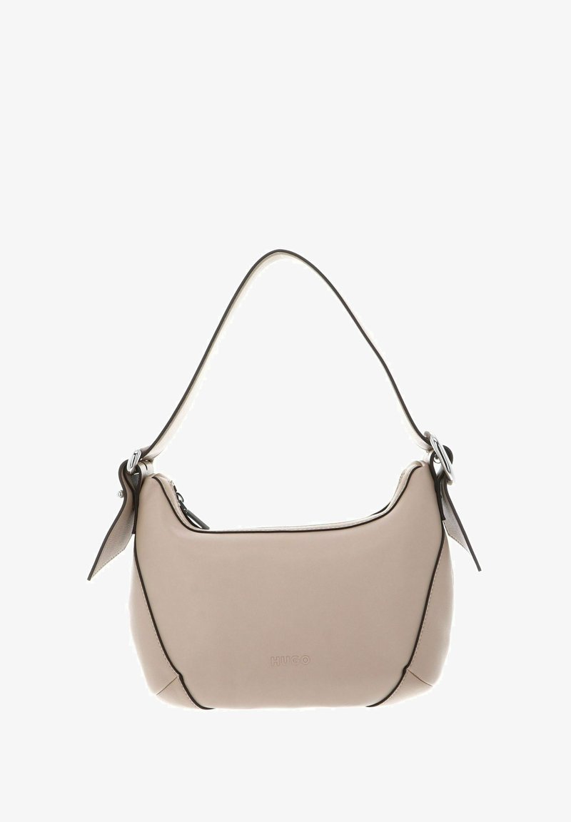 Beige leren handtas met een gebogen vorm, zwarte accenten langs de randen en een enkele verstelbare schouderband. Voorzien van een ritsafsluiting en logo.