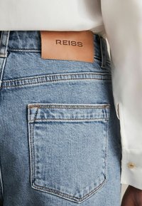 Reiss SELIN MID-RISE STRAIGHT PETITE - Avar lõikega teksad - light blue