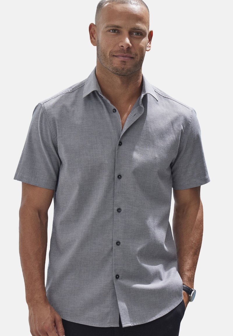Kurzärmliges, knöpfbares Hemd in Grau mit einem dezenten Texturmuster und dunklen Knöpfen. Verfügt über einen klassischen Kragen und einen entspannten Schnitt.