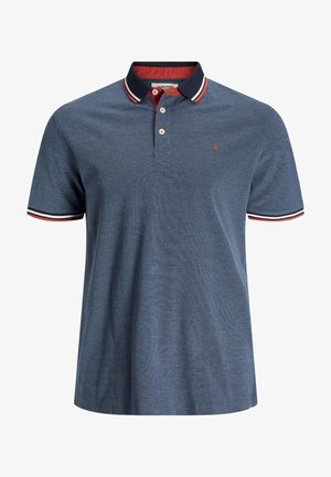 Navyblaues Poloshirt aus strukturiertem Stoff, mit rotem Innenkragen und gestreiften Akzenten in Rot und Weiß an den Ärmeln. Mit Drei-Knopf-Leiste.