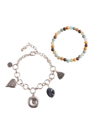 Silbernes Charme-Armband mit Herz-, Kreis- und strukturierten Anhängern neben einem dehnbaren Perlenarmband mit mehrfarbigen runden Perlen.