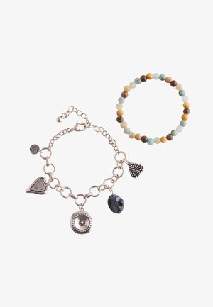 Silbernes Charme-Armband mit Herz-, Kreis- und strukturierten Anhängern neben einem dehnbaren Perlenarmband mit mehrfarbigen runden Perlen.