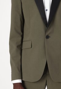 Lindbergh Kostiumas - olive