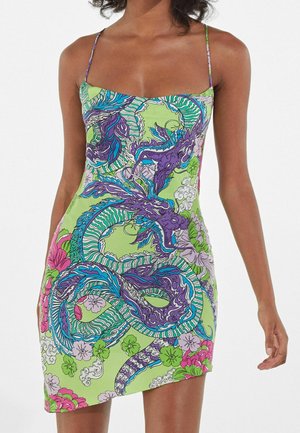 Robe verte ajustée avec fines bretelles, ornée d’un grand motif coloré de dragon et de fleurs en bleu, violet, rose et blanc.