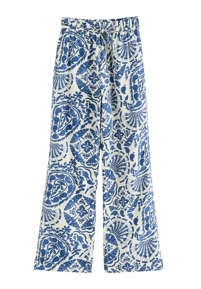 Valkoiset leveälahkeiset housut, joissa on sinisiä kukka- ja geometrisia kuvioita, joustava vyötärönauha ja edessä solmittava nauha.