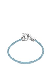 Pulsera de cuero azul claro trenzado con un cierre de plata, que presenta un diseño redondeado y una textura suave. El cierre es un detalle de hardware único.
