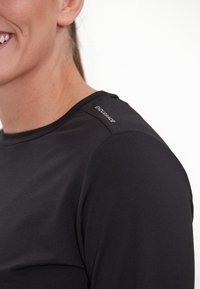 Schwarzes, sportliches Langarmoberteil mit glatter Textur, runder Ausschnitt und aufgedrucktem "ENDURANCE"-Logo an der Schulternaht.