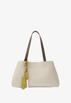 Beżowa skórzana torebka z brązowymi uchwytami, z żółtą skórzaną metką i srebrnym prostokątnym zawieszką zwisającą z jednego uchwytu.