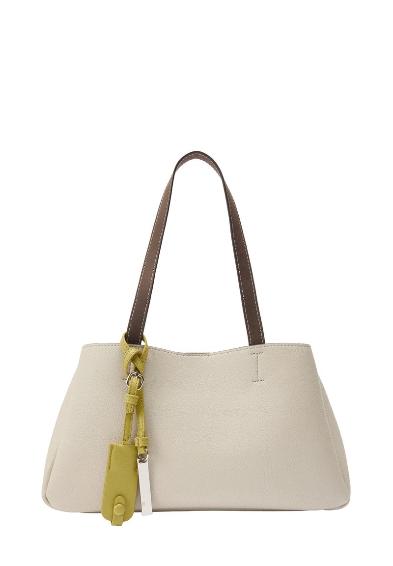 Beżowa skórzana torebka z brązowymi uchwytami, z żółtą skórzaną metką i srebrnym prostokątnym zawieszką zwisającą z jednego uchwytu.