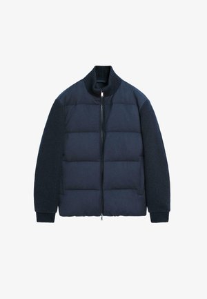 Dunkelblaues Daunenjacke mit gerippten Strickärmeln, hohem Kragen und Frontreißverschluss, flach auf weißem Hintergrund ausgelegt.