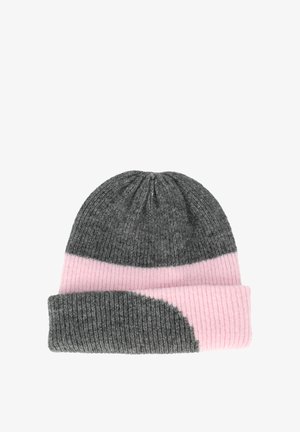 Bonnet tricoté en gris et rose clair. Texture côtelée avec un revers roulé. La moitié supérieure du bonnet est grise, la moitié inférieure est rose clair.