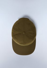 Casquette de baseball vert olive avec un design de panneaux cousus et des œillets, vue de dessus sur un fond gris clair.