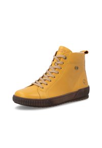 Baskets montantes en cuir jaune avec lacets beige et semelle épaisse marron, vues de côté et de face sur fond blanc.