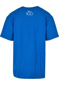 Blå bomull t-skjorte med rund hals og korte ermer. Har en hvit "Disney 100" logo trykket på øvre rygg.