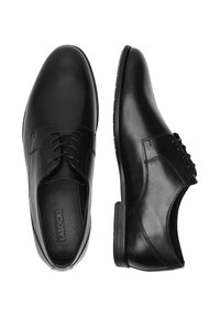 Černé kožené společenské boty s hladkým povrchem, s šněrovacím designem, kulatou špičkou a texturovanou podešví. Logo značky je viditelné uvnitř.