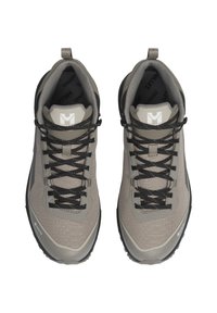 Chaussures d'extérieur grises avec des accents noirs circulaires, tissu texturé, lacets noirs et une languette à l'arrière pour un enfilage facile.