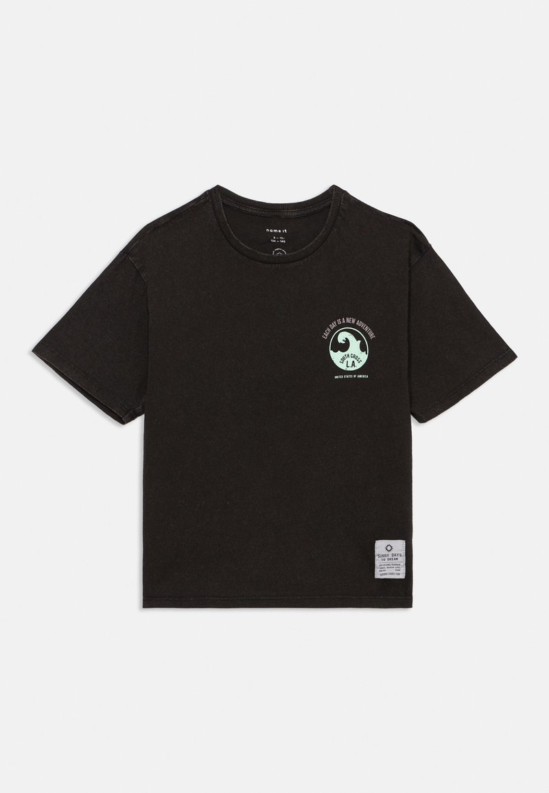 Camiseta de algodão preta, mangas curtas, gola redonda. Apresenta um gráfico verde claro com texto no peito e um rótulo tecido na bainha.